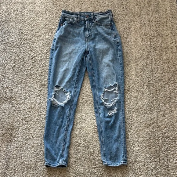 American Eagle AE Strigid Ripped Mom Jeans Light Wash - Picture 3 of 6